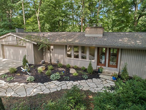 3rd image of 584 Yaronia Dr N