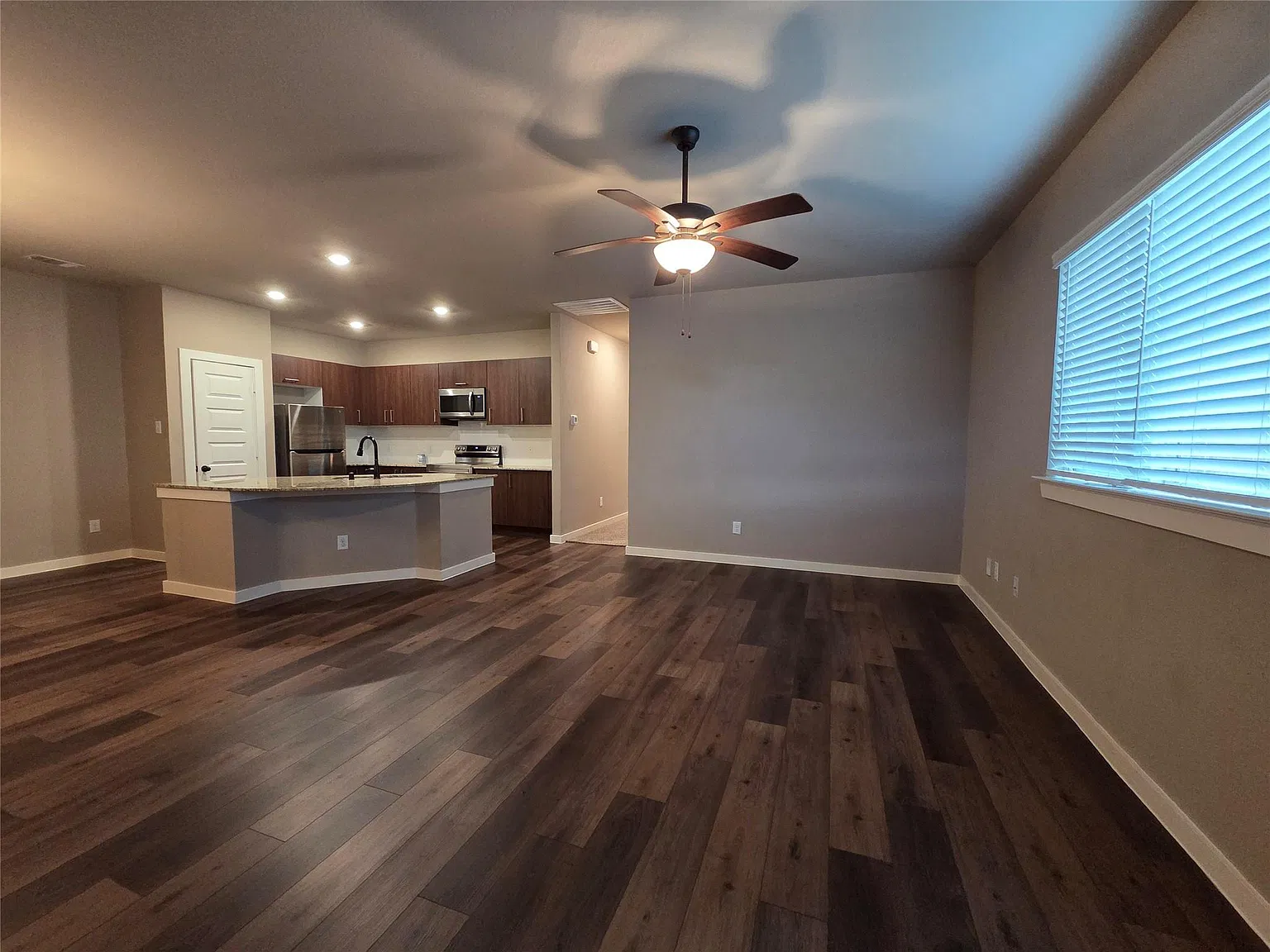 3 bed, 2.0 bath, 1409 sqft, $1,695 — Photo 2