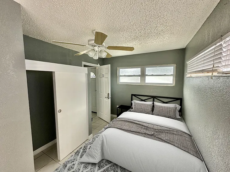 Sun Glo Ave — Photo 1