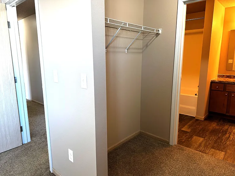 Oakview Apartments 1410 — Photo 57