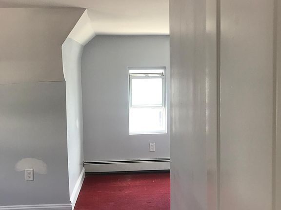 4th image of 10420 132nd St Fl 2