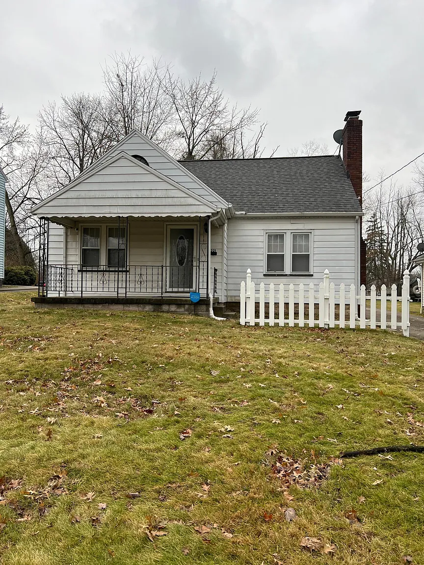 221 Hollywood Ave photo 1