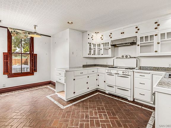 4th image of 544 S Juniper St
