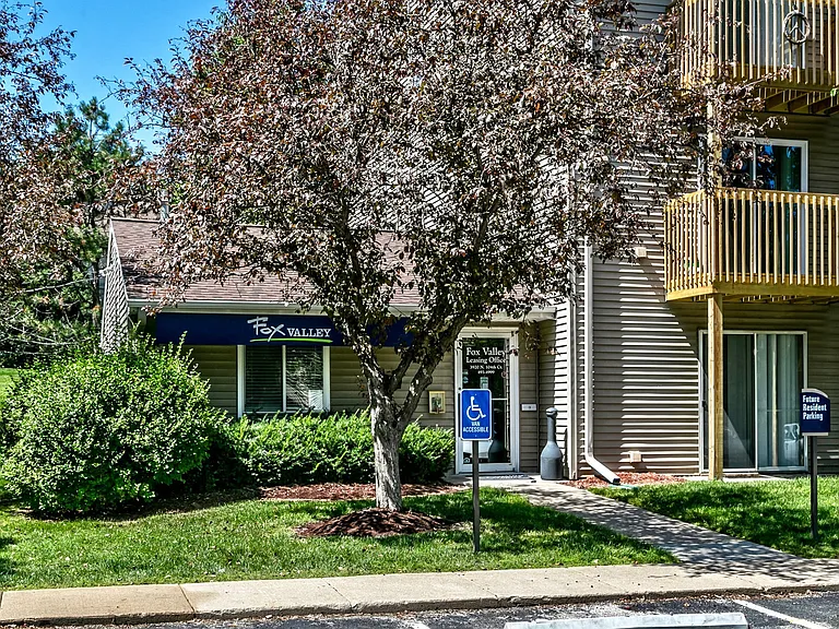 Fox Valley Apartments — Photo 28