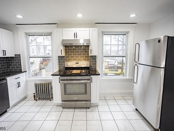 4th image of 165 Claremont Ave