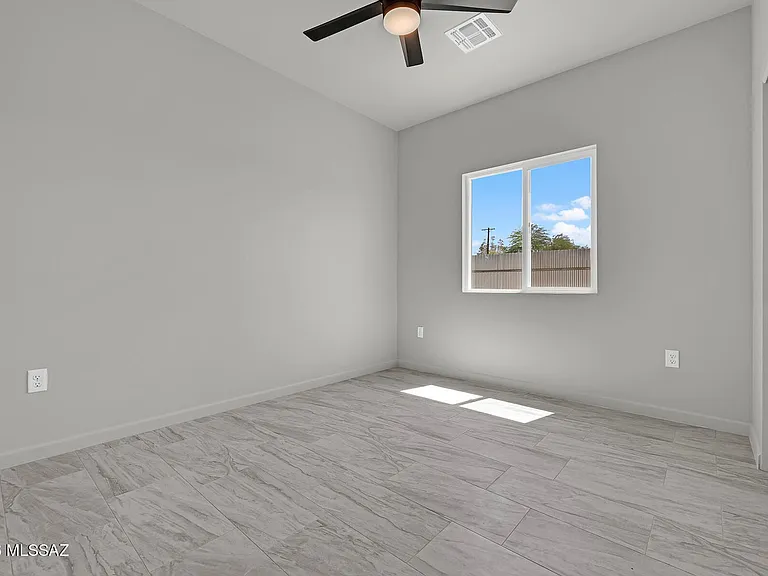 402 W Columbia St — Photo 5