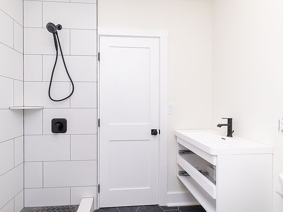 5th image of 219 Trenton St Floor 1
