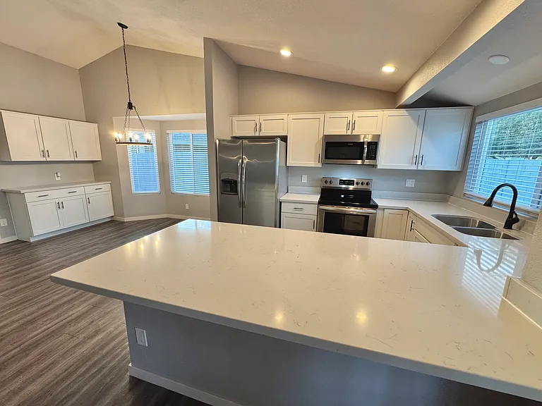 1618 W Brooks St — Photo 3