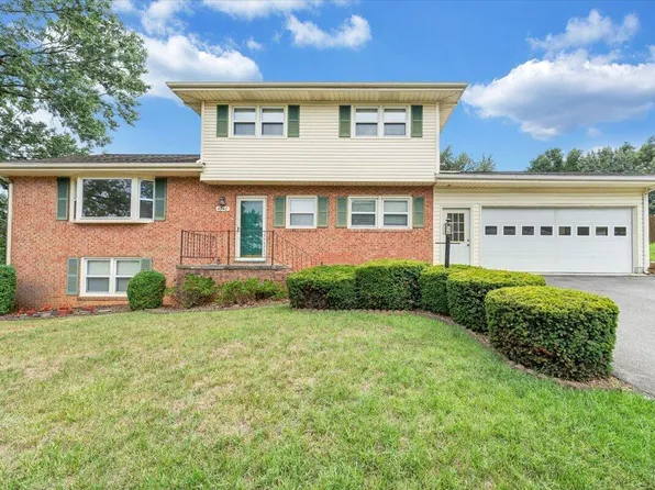 4948 N Lake Dr, Roanoke, VA 24019