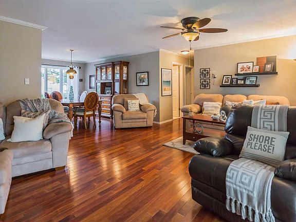 4th image of 15 Hollyberry Ln