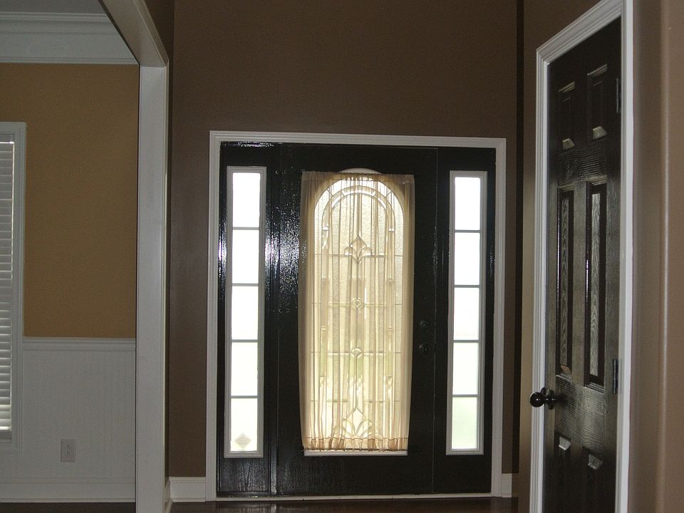 FOYER W/ HARDWOOD FLOORS