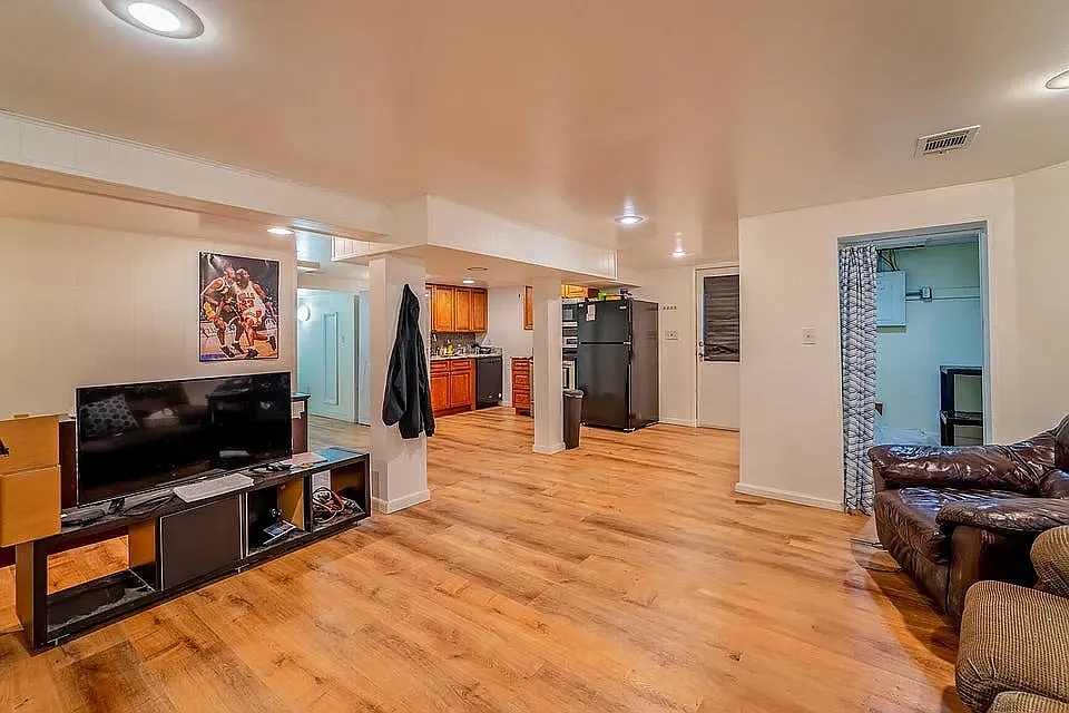 Building Photo - 109 N Summit St #3