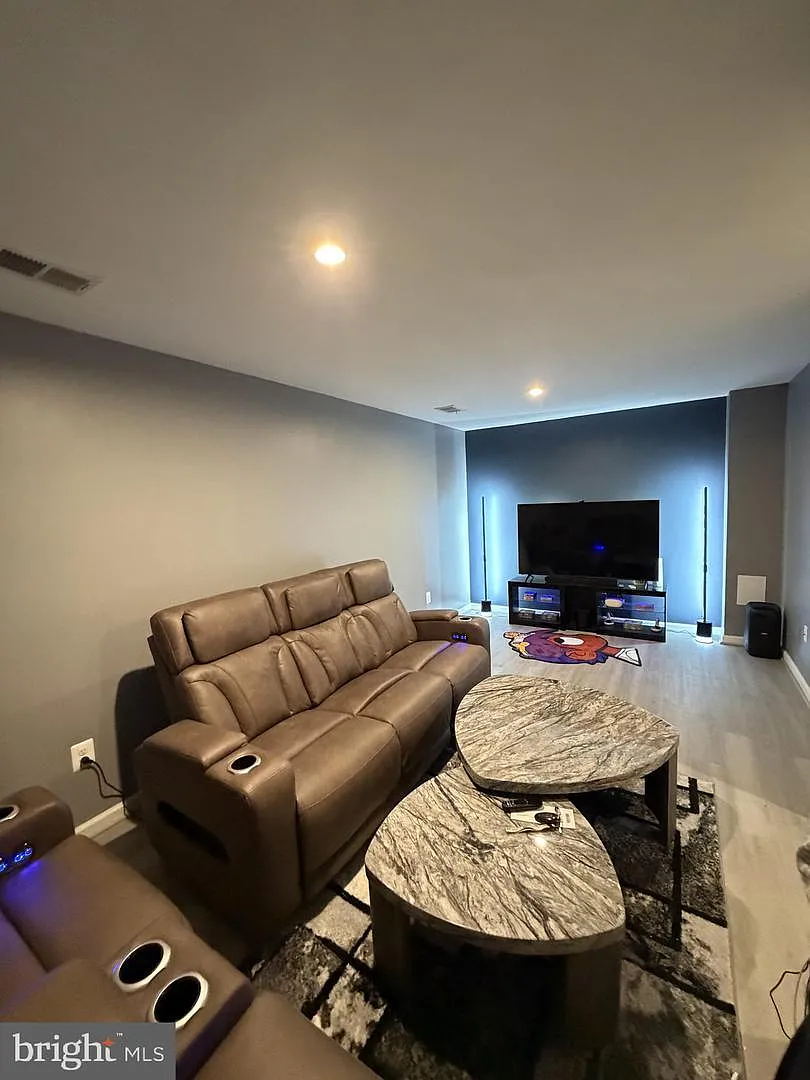 3 bed, 2140 sqft, $2,150 — Photo 2