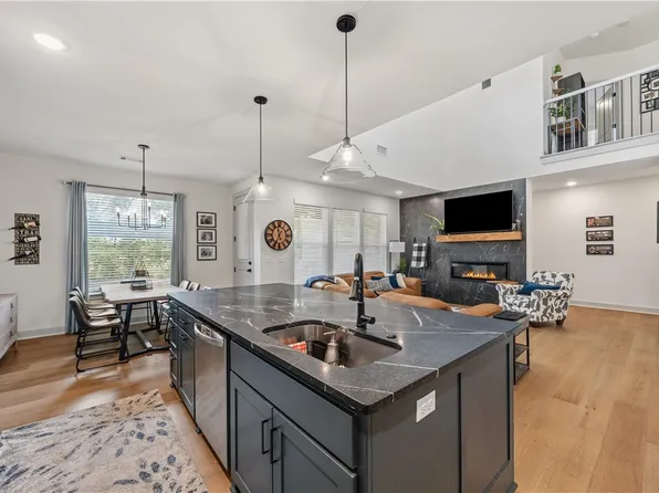 1100 Whistler St, Bentonville, AR 72713