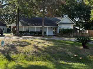 2621 Beach View Dr, Ocean Springs, MS 39564