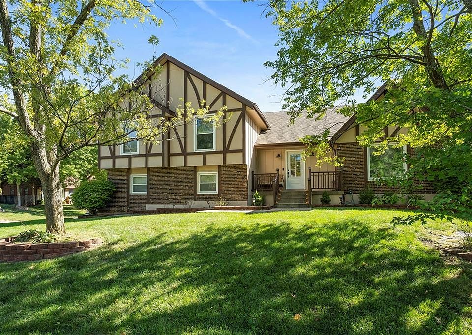 1st image of 301 NE Noeleen Ln