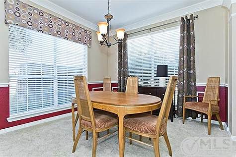5th image of 2913 Queen Mary Dr