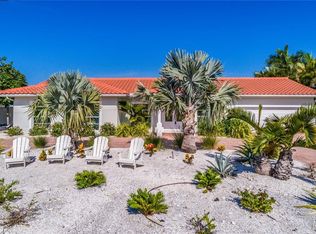 618 Hampshire Ln, Holmes Beach, FL 34217