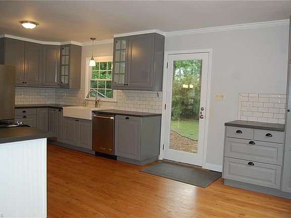 4th image of 2902 Robin Hood Dr