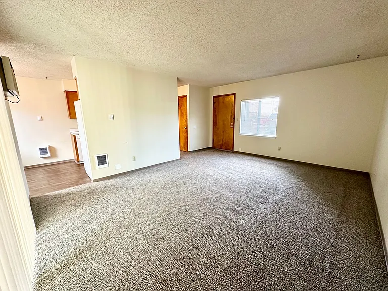 4507 Hillcrest Dr — Photo 2
