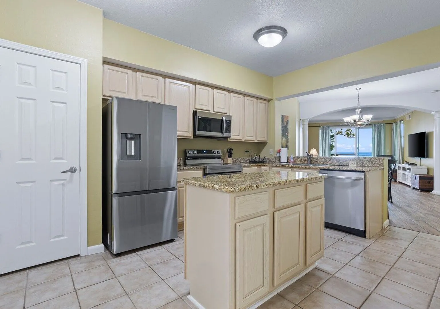 Oceanfront Condo with 2 Pools — Photo 2