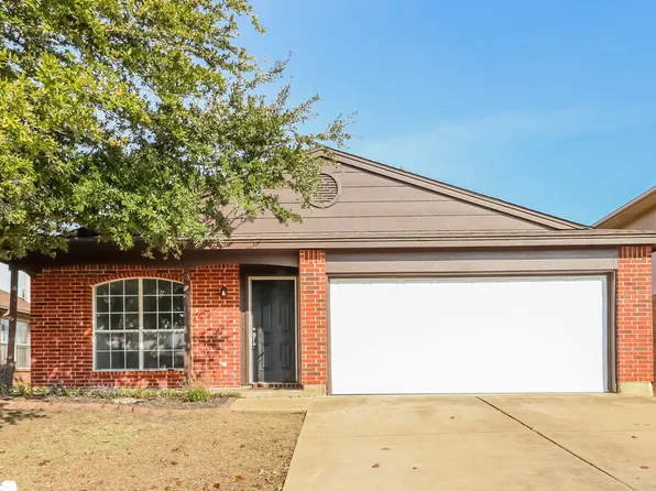 621 Hollyberry Dr, Mansfield, TX 76063