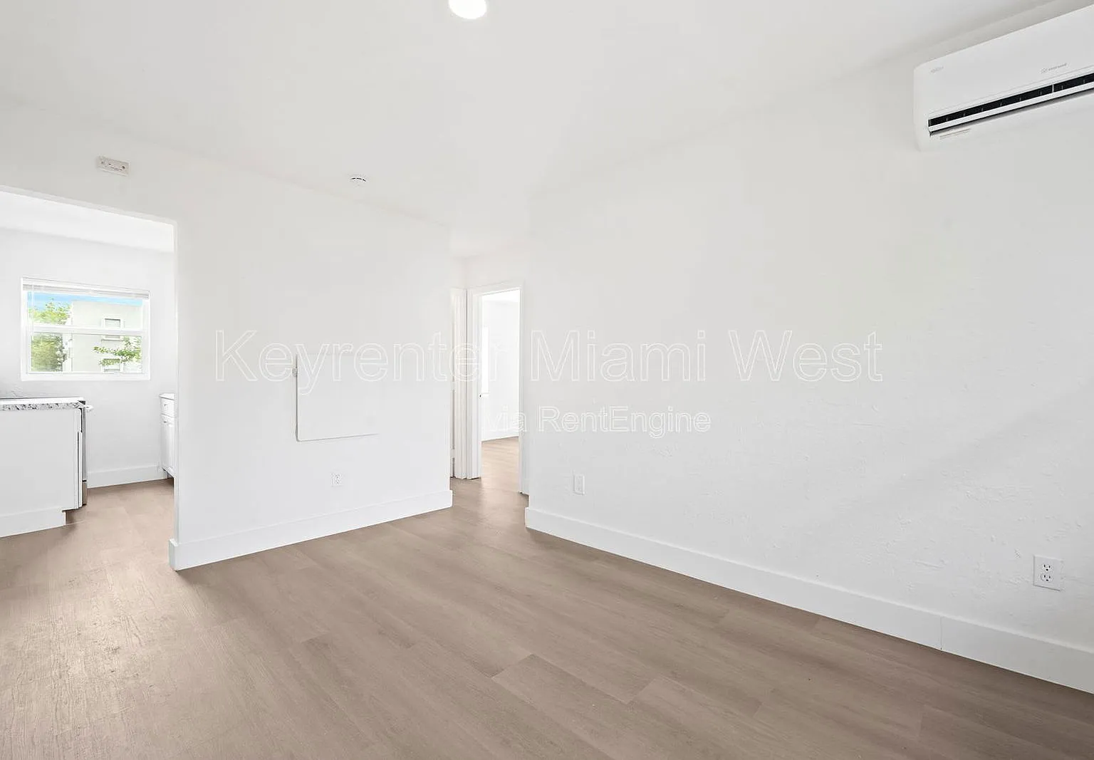 2 bed, 1.0 bath, $1,650 — Photo 2