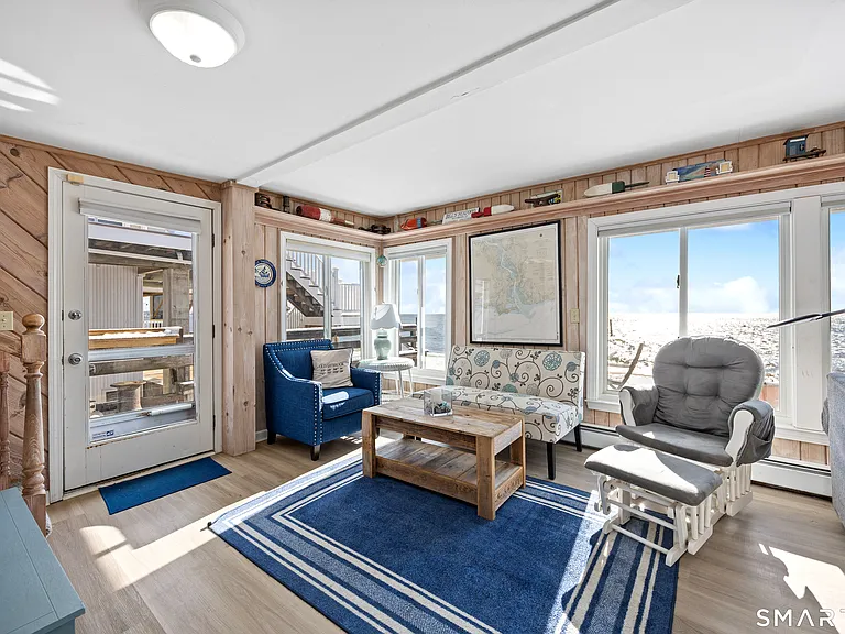 33 Beach Rd W — Photo 4