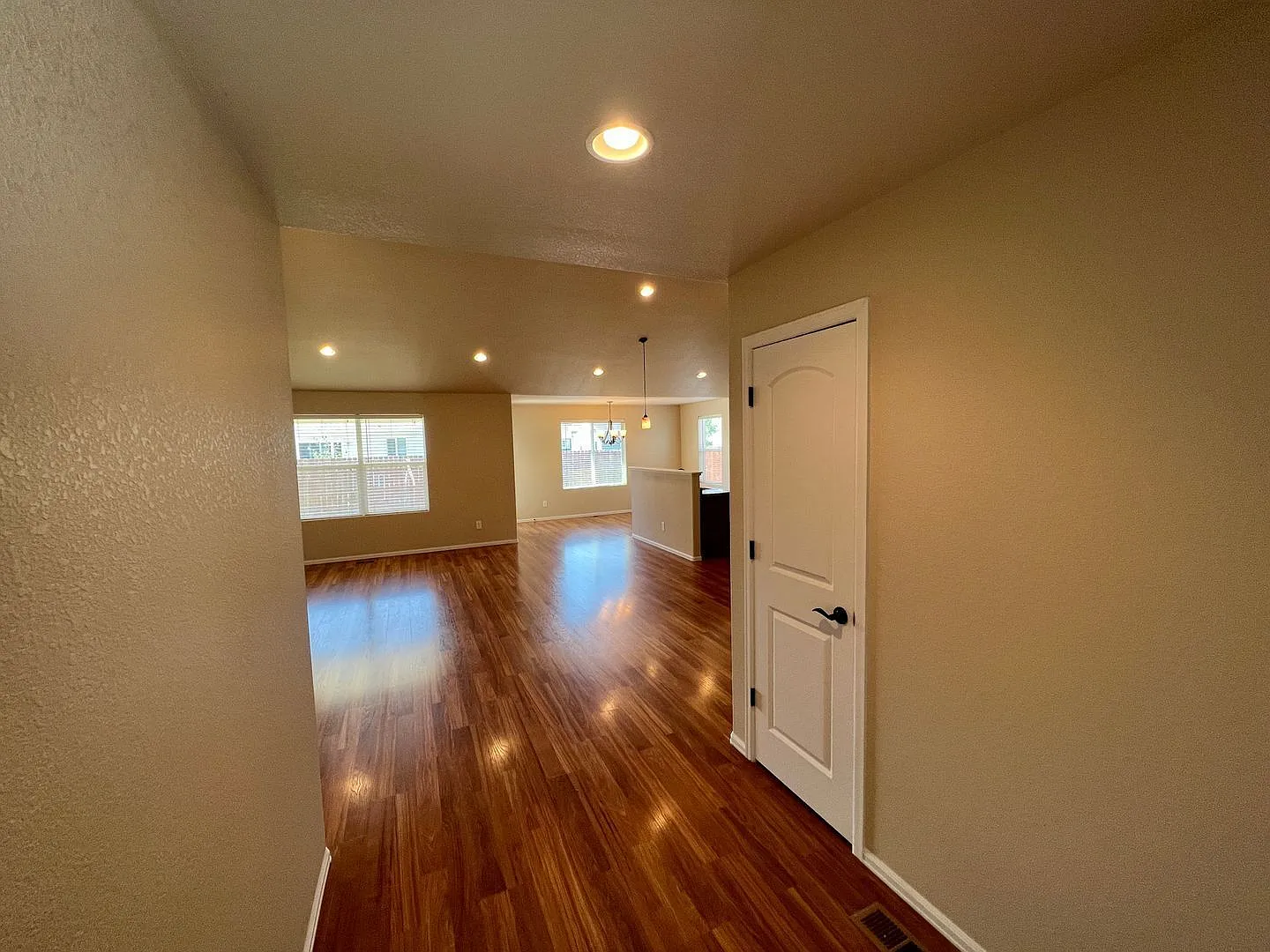 3 bed, 2.0 bath, 3048 sqft, $2,150 — Photo 4