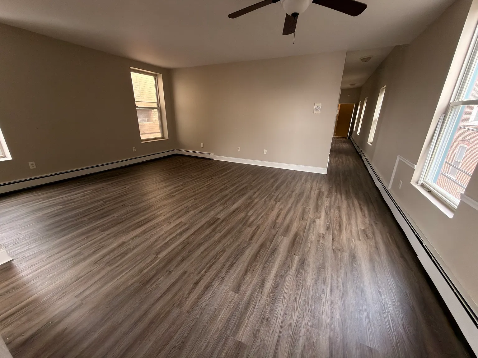3 bed, 1000 sqft, $1,850 — Photo 1