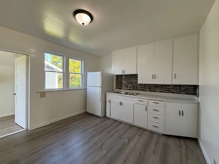 301 S G St — Photo 7