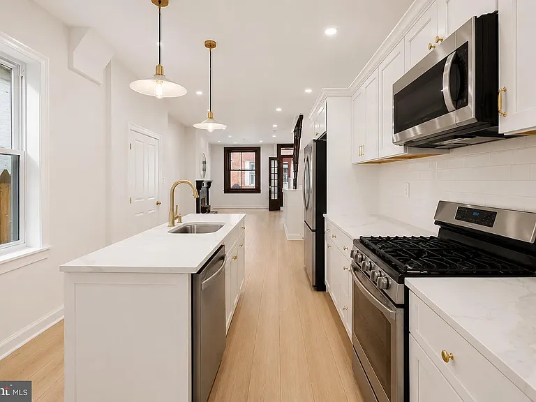 1519 N Dover St — Photo 2
