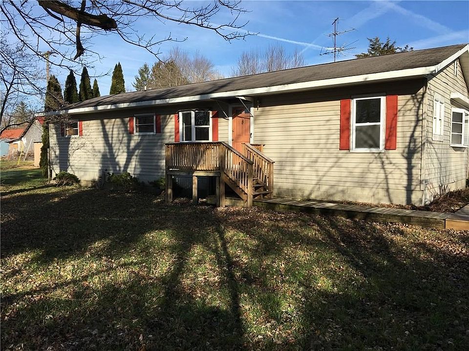 Welcome home to 104 South East Street!