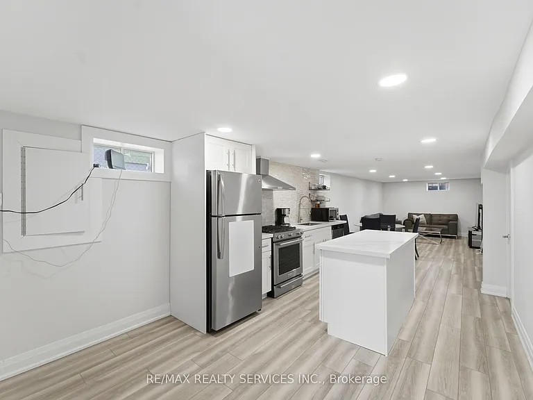 1305 Consort Cres #BASEMENT — Photo 10
