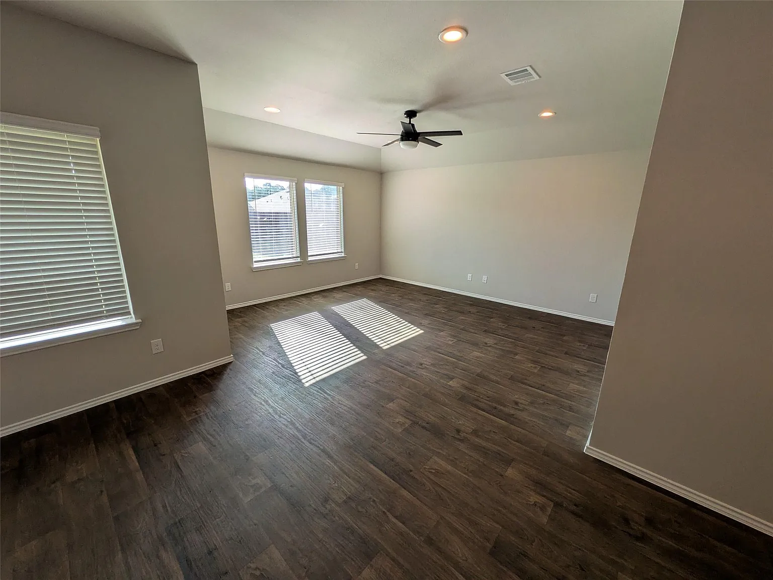3 bed, 2.0 bath, 1633 sqft, $2,000 — Photo 4