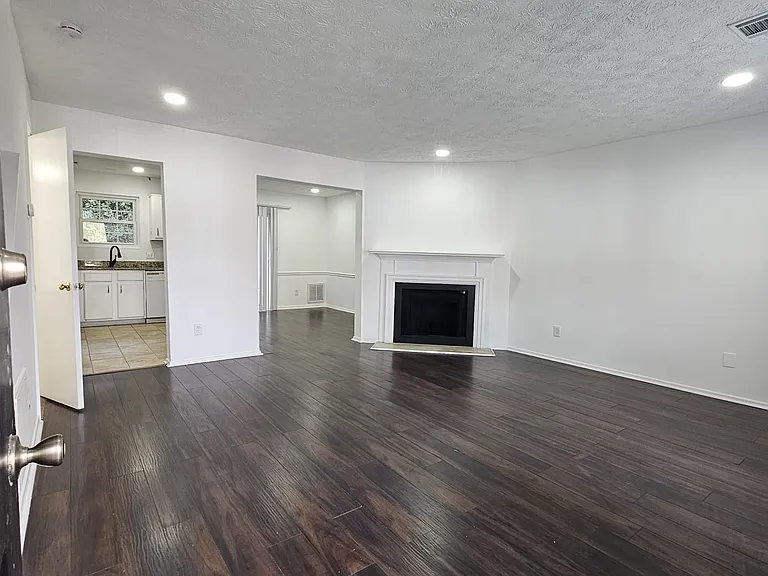 2401 Queen Anne Ct — Photo 3