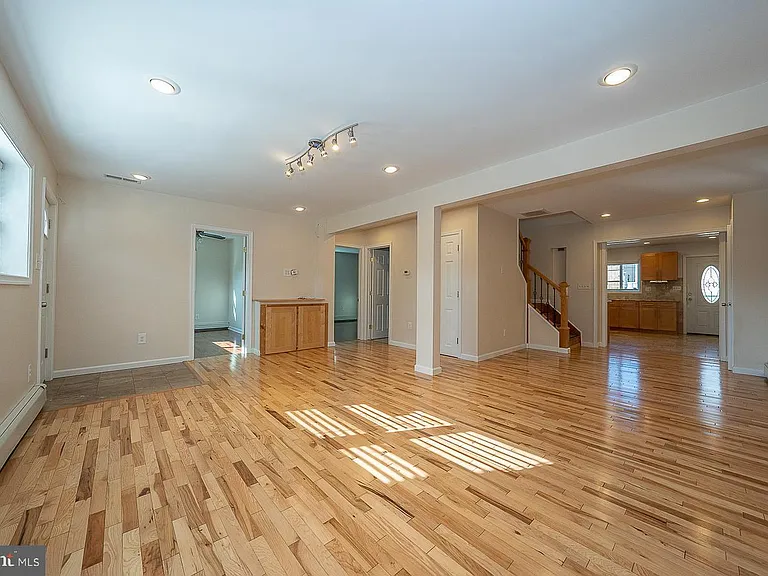 6950 Fowler St — Photo 3