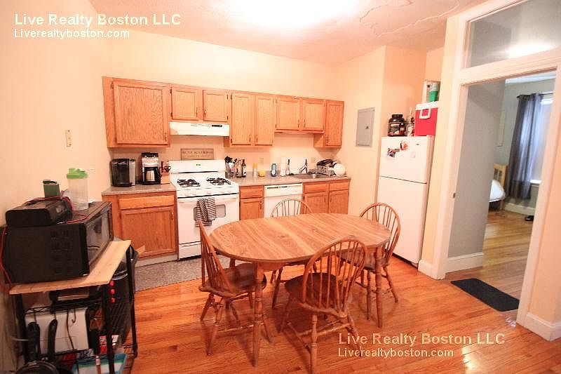 2nd image of 33 Cummings Rd #2