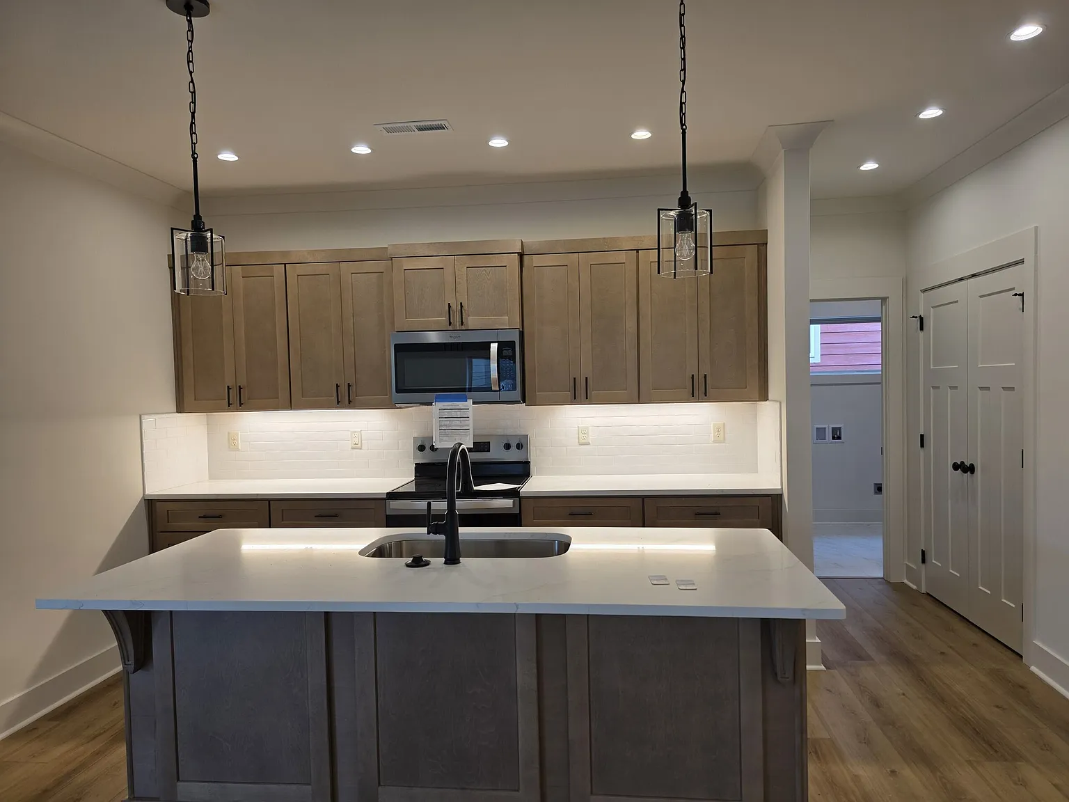 3 bed, 1996 sqft, $2,600 — Photo 3