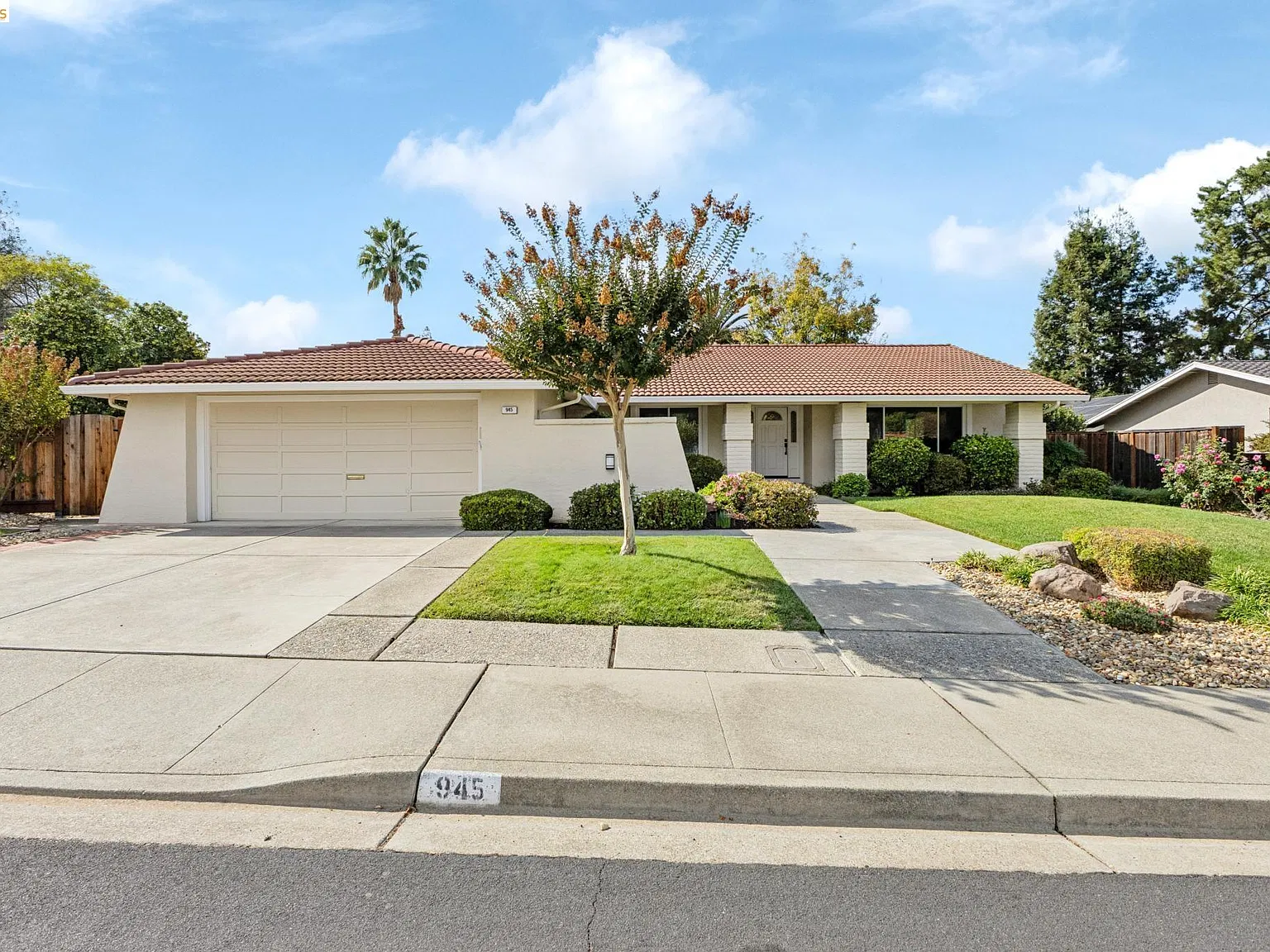 3 bed, 2.0 bath, 1928 sqft, $5,850 — Photo 1
