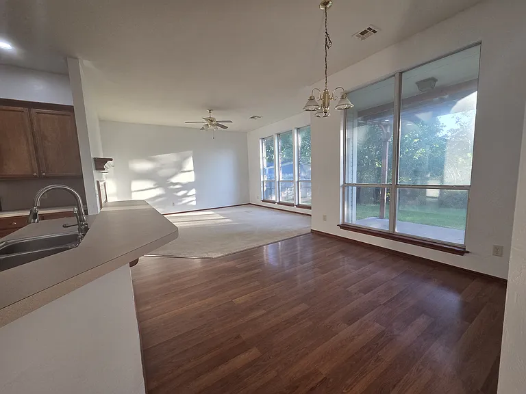 1001 Oak Creek Dr — Photo 4