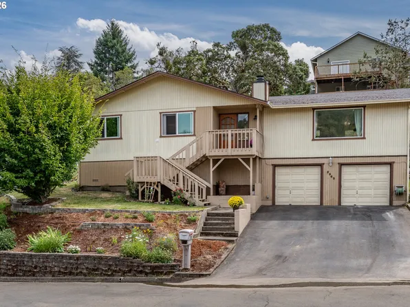 2045 NW Sunberry Dr, Roseburg, OR 97471
