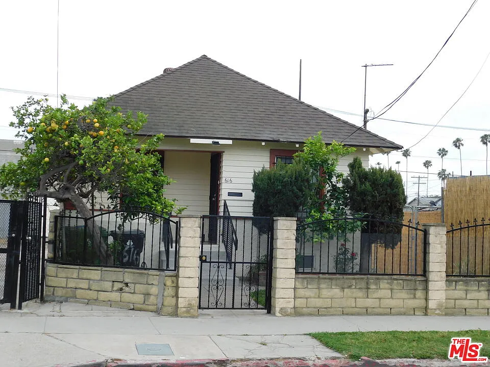 Building Photo - 616 W 58th St