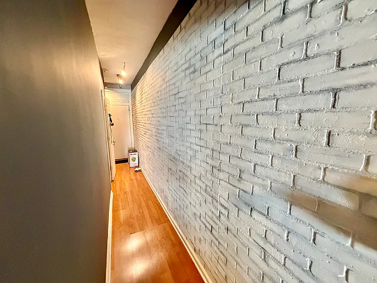 1027 Seneca Ave #2 — Photo 10