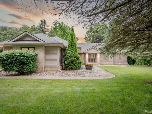 1847 Brandy Ln, Brighton, MI 48114
