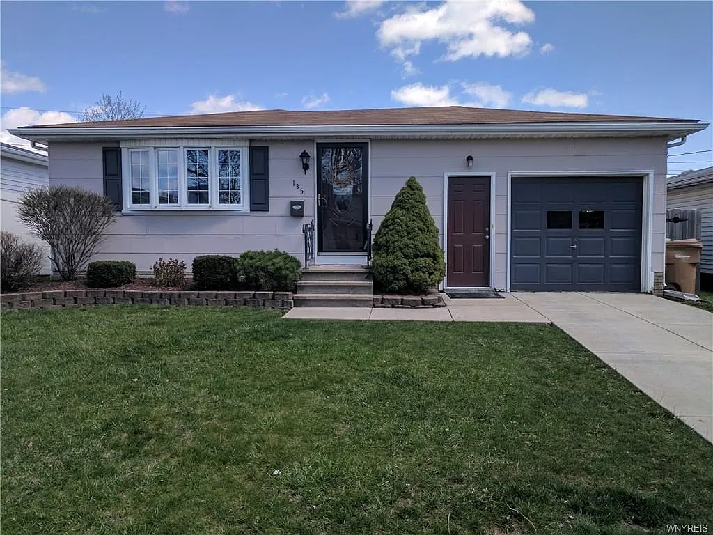 135 Brentwood Dr photo 1