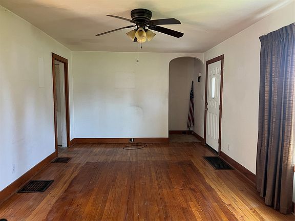 3rd image of 492 Riverside Dr