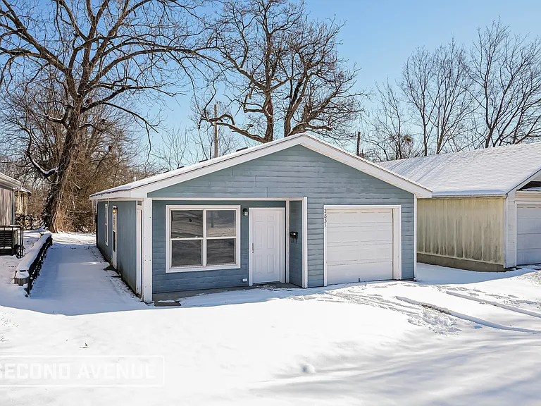 2833 Kensington Ave — Photo 21