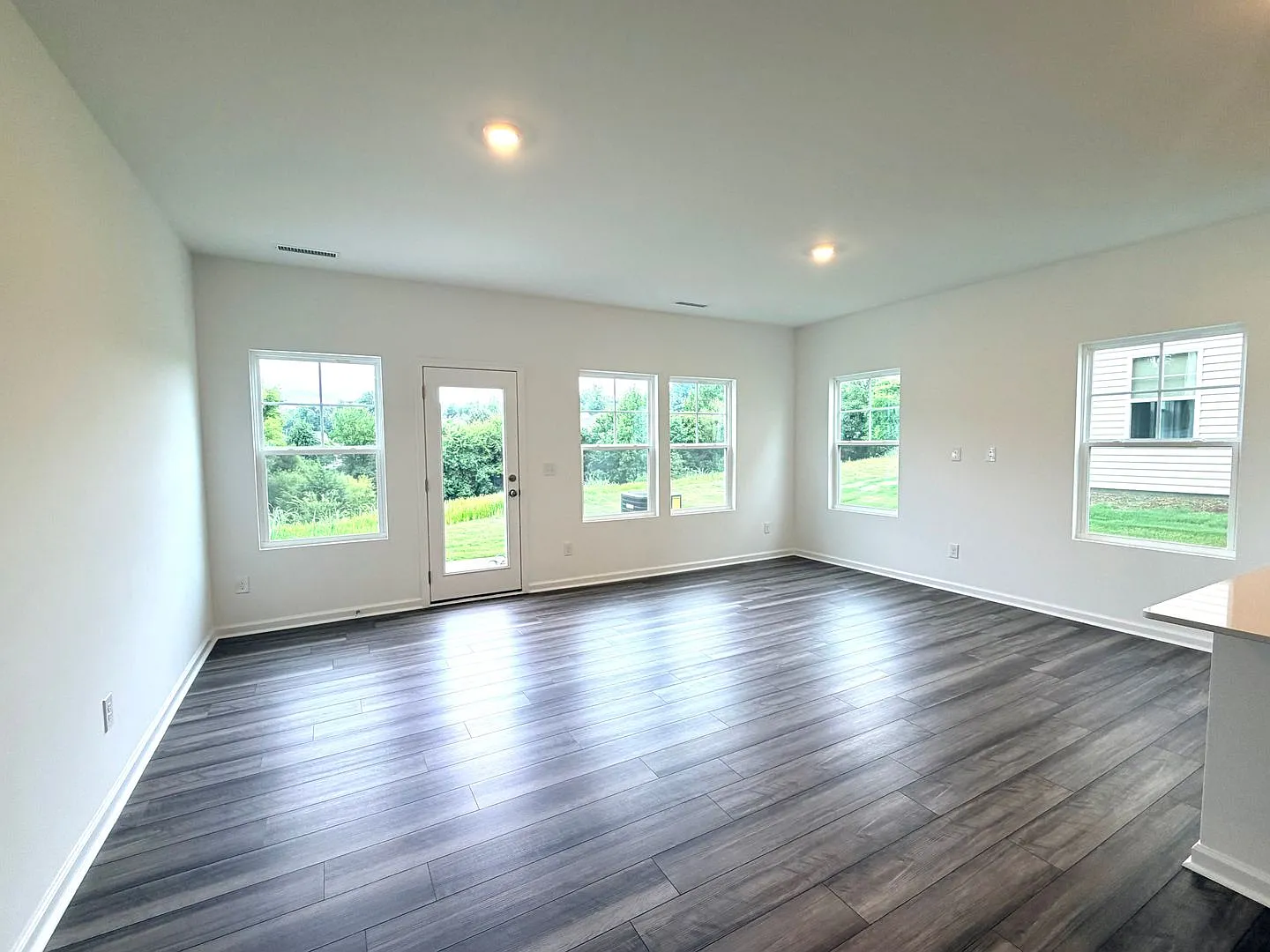 ~~ Luxurious End Unit 3-bedroom Townhome ~~ — Photo 2