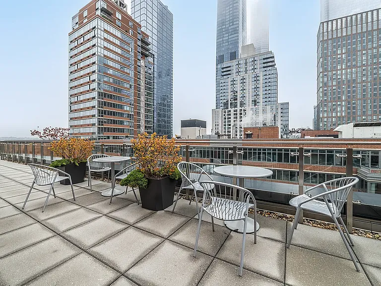 540 W 28th St #2D — Photo 16